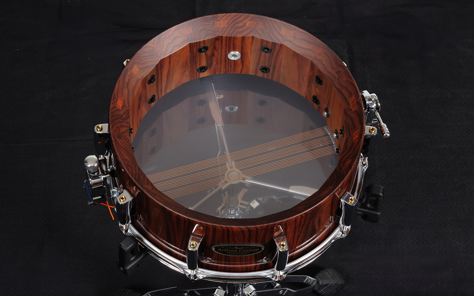 ★Rosewood  マリンバの音盤やギターの指板などで使用されているローズウッドは、非常に硬質な素材で、アタックの効いたウォームでリッチサウンドが特徴です。