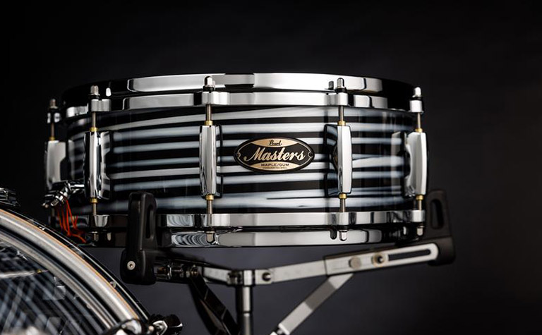 MMGC923XSPLC_Snare_Masters Maple Gum_855_Black Oyster Swirl