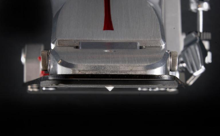 Zero-Play Hinge
